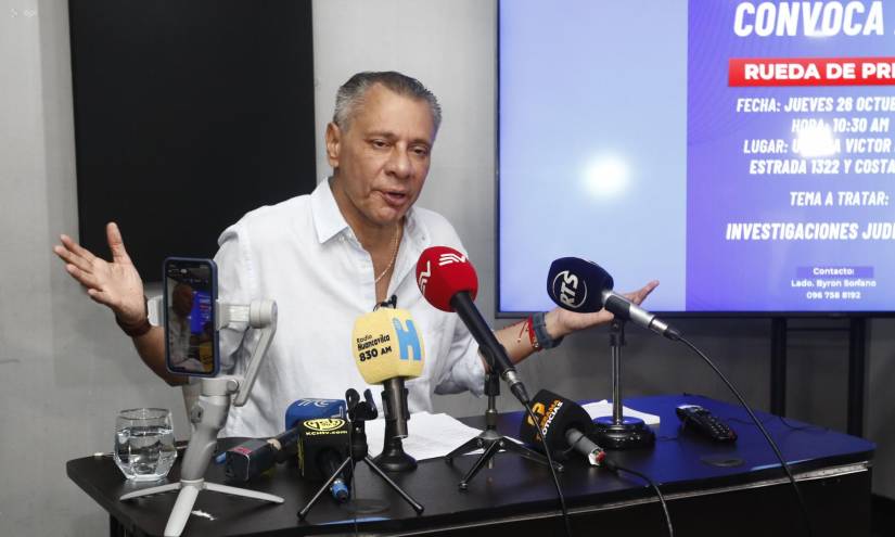 Imagen de Jorge Glas durante una rueda de prensa ofrecida desde el edificio donde graba su programa 'Glas en línea' en Guayaquil, el 26 de octubre de 2023.