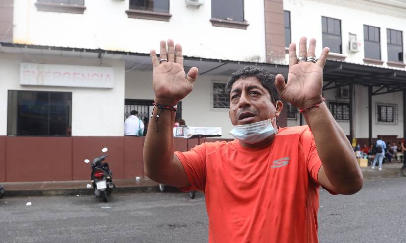 Gilber Barbera, único hijo de Bella Montoya, afuera del hospital de Babahoyo.