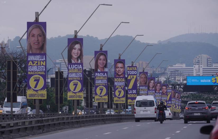 Con el inicio de la campaña electoral, el Puente de la Unidad Nacional amaneció con publicidad de ADN.