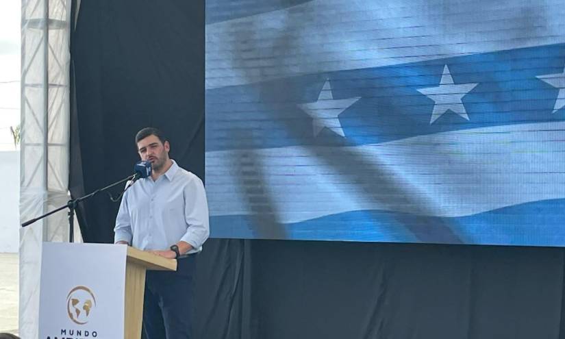 Imagen del alcalde Aquiles Álvarez, durante su discurso en la inauguración de pla planta de tratamiento de agua de Ambiensa.