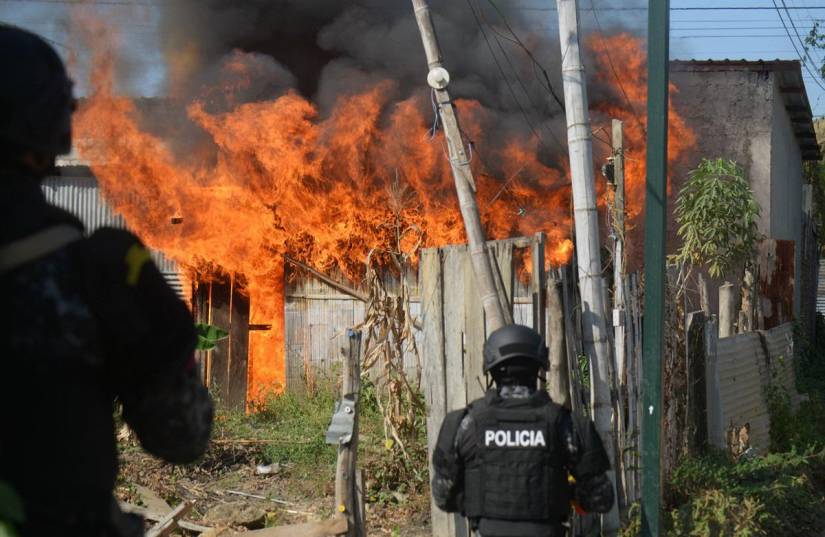 La Policía Nacional ha ejecutado intervenciones en el distrito Nueva Prosperina para recuperar viviendas tomadas por las mafias.