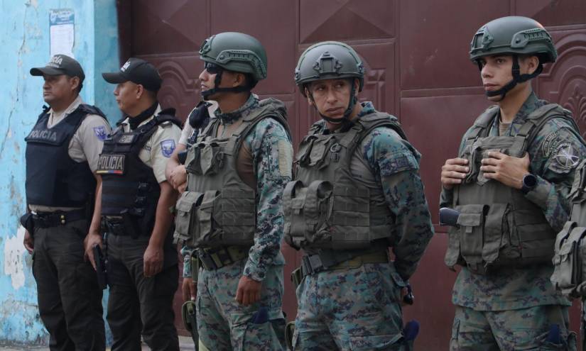 Los militares y policías también resguardan los exteriores de algunos colegios del cantón.