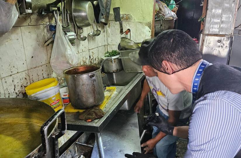 Un local de comida típica cubana fue clausurado por condiciones insalubres en Guayaquil.