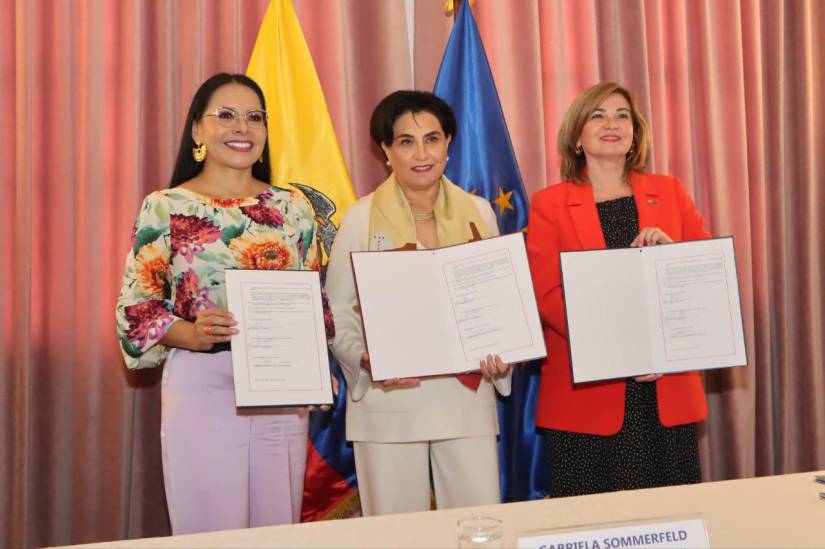 Autoridades durante la presentación del acuerdo.