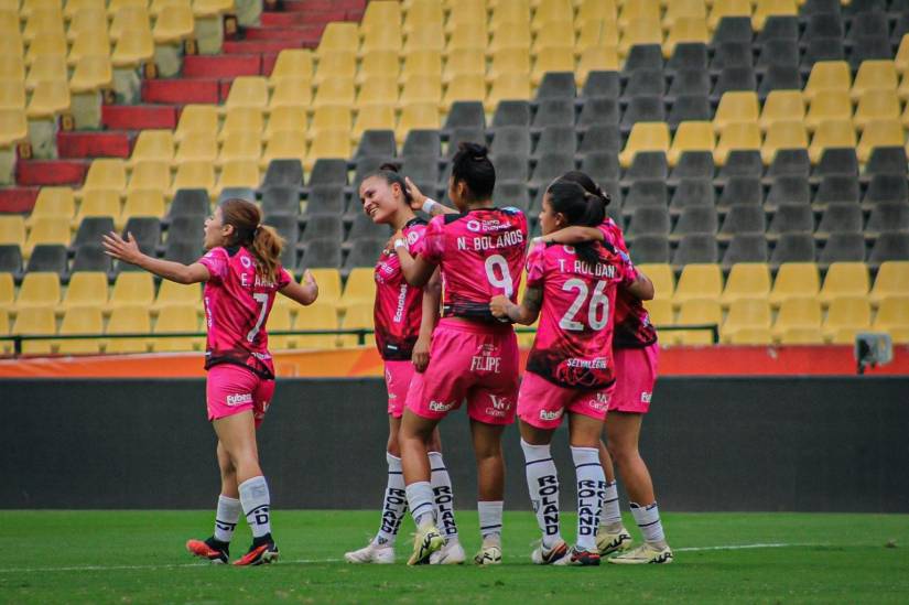 Dragonas IDV goleó 4 - 0 a Barcelona SC y logró su primer título en la Superliga Femenina.