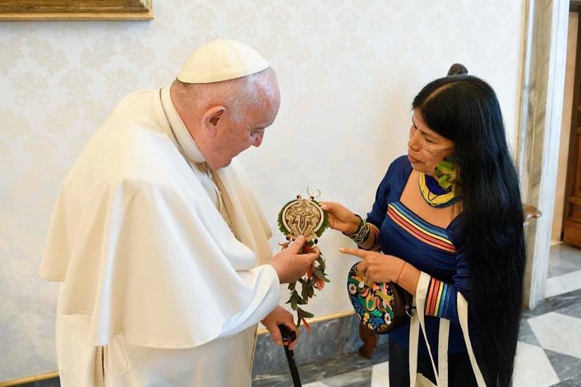 Patricia Gualinga en audiencia privada con el Papa Francisco donde habló sobre la protección de la Amazonía.