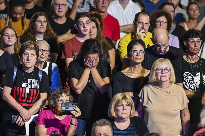 Cientos de personas participan en una ceremonia de homenaje por los rehenes israelíes en Tel Aviv. Familiares de los 250 rehenes que capturaron las milicias islamistas encabezadas por Hamás en los kibutz del sur de Israel, volvieron a manifestarse en contra del primer ministro, a quien le exigen un acuerdo que permita traer de vuelta a los 97 secuestrados que siguen cautivos en la Franja un año después, de los que una treintena se creen muertos.