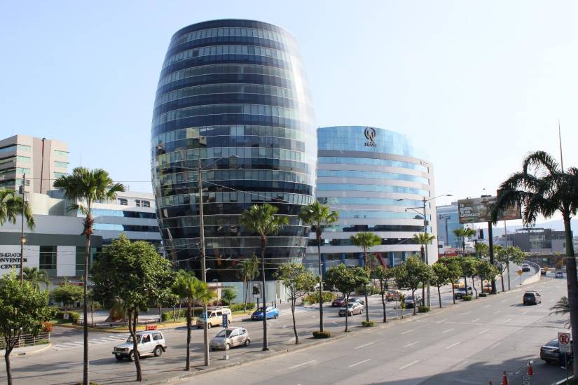 100 Business Plaza es un edificio moderno, ubicado en la avenida Joaquín J. Orrantia González, en uno de los sectores comerciales y empresariales más importantes de Guayaquil.