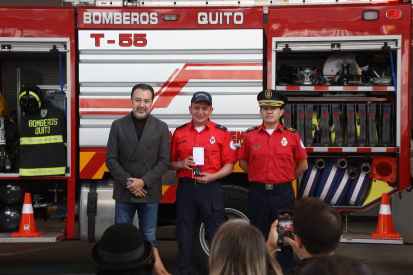 El alcalde de Quito, Pabel Muñoz, en la inauguración de una estación de bomberos.