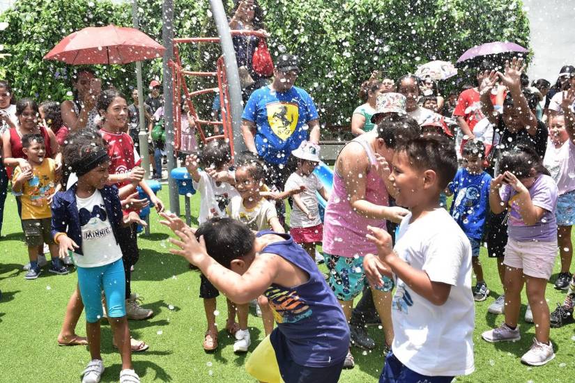 Varios niños disfrutaron de un divertido momento en un parque de la ciudad en el que llovió espuma para los asistentes.