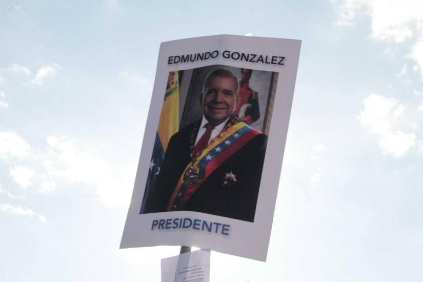 Durante una protesta en Quito hubo pancartas de respaldo al Edmundo González, considerado por la oposición como el ganador de las elecciones en Venezuela el domingo 28 de julio de 2024.