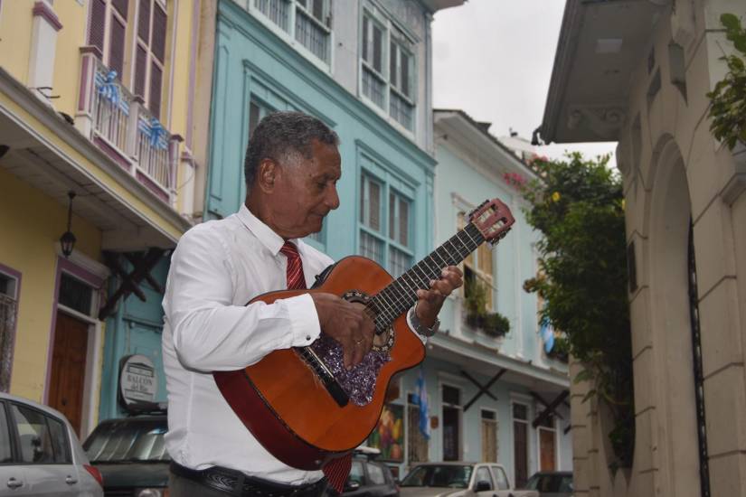 En Guayaquil es muy usual encontrar a los tradicionales lagarteros, músicos que interpretan melodías icónicas para el guayaquileño y ecuatoriano que gusta de pasillos y otras canciones típicas del folclor del país.