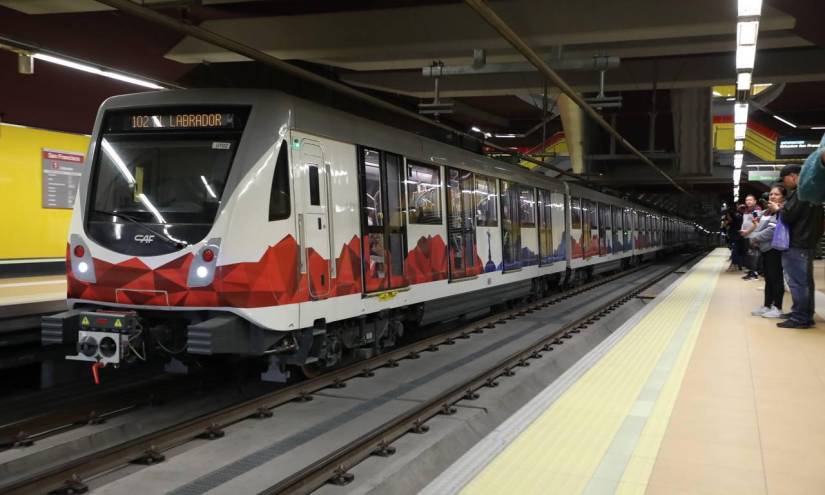Cada tren del Metro de Quito tiene capacidad para transportar a 1.200 pasajeros.