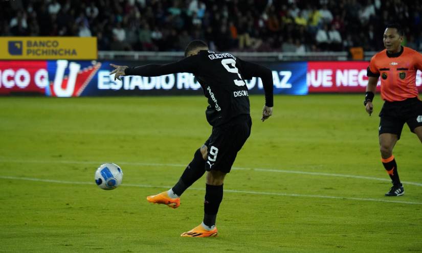 Paolo Guerrero remata el balón en el partido ante Deportivo Cuenca