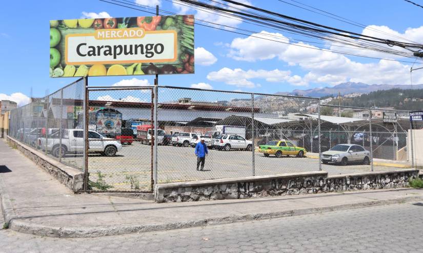 En el parqueadero del mercado de Carapungo explotaron botellas molotov.