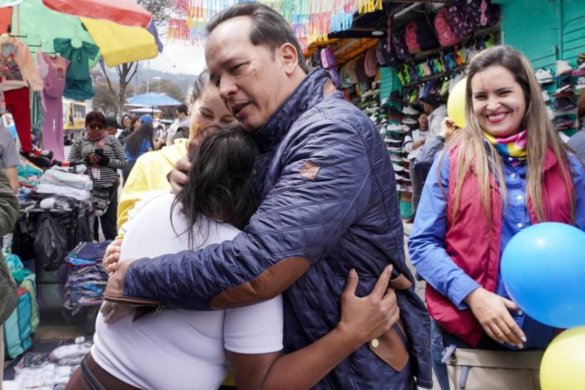 El candidato presidencial dialogó con comerciantes y ciudadanos en Cotocollao, en Quito.