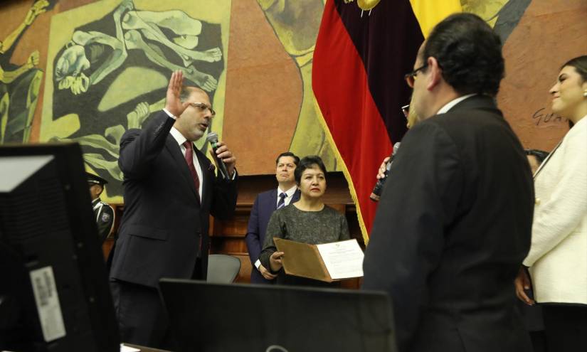 Toma del juramento a Henry Kronfle.