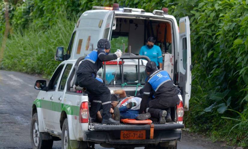 Hasta en camioneta sacaron a reclusos heridos de la cárcel de Santo Domingo.