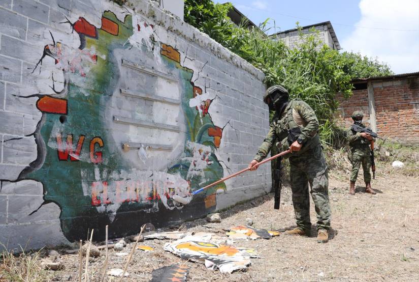 Los militares han borrado murales de Los Tiguerones en barrios de Esmeraldas y Guayaquil.