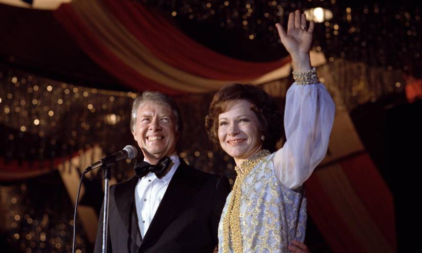 Una fotografía proporcionada por la Biblioteca Jimmy Carter muestra al ex presidente estadounidense Jimmy Carter y a la primera dama Rosalynn Carter saludando a los invitados al baile inaugural la noche del 20 de enero de 1977