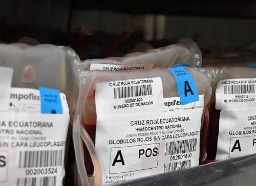 Imagen de una bolsa que contiene sangre donada, perteneciente a la Cruz Roja Ecuatoriana.