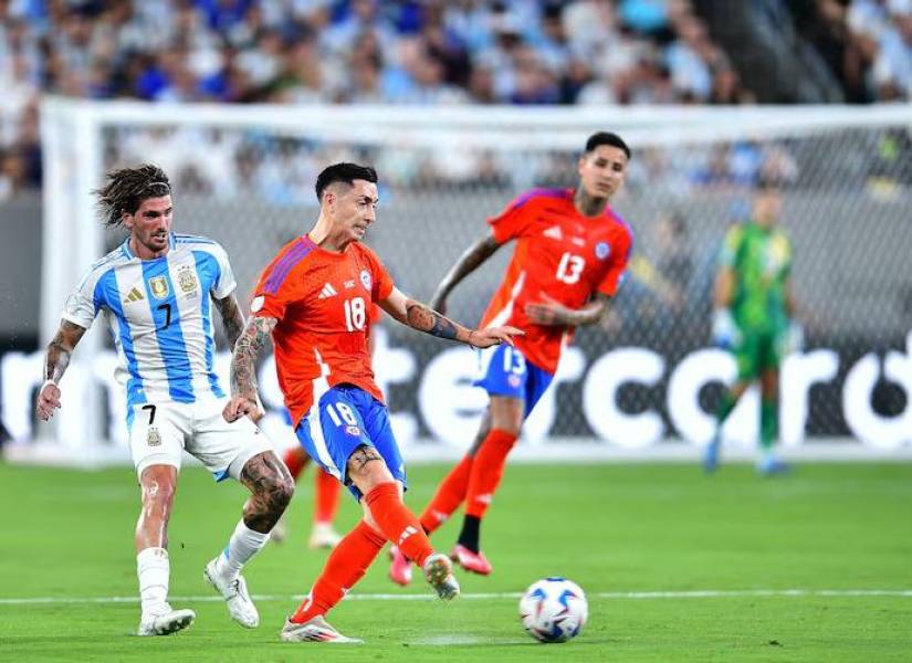 Jugadores de ambas selecciones disputando el balón.