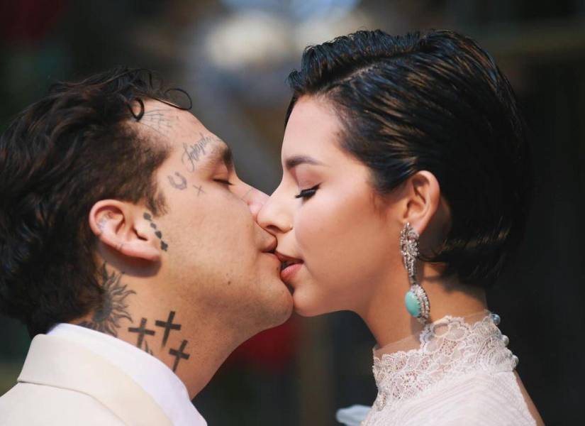 Christian Nodal y Ángela Aguilar en su boda.