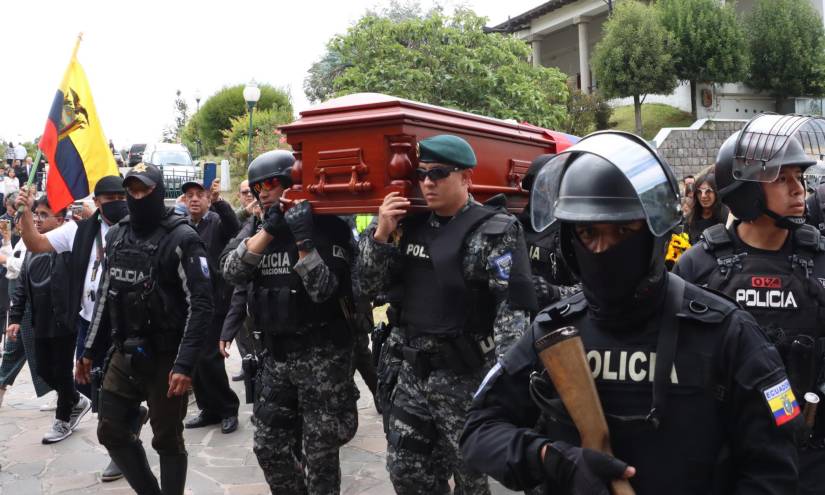 Agentes policiales cargando el féretro de Fernando Villavicencio, el pasado viernes 11 de agosto del 2023.