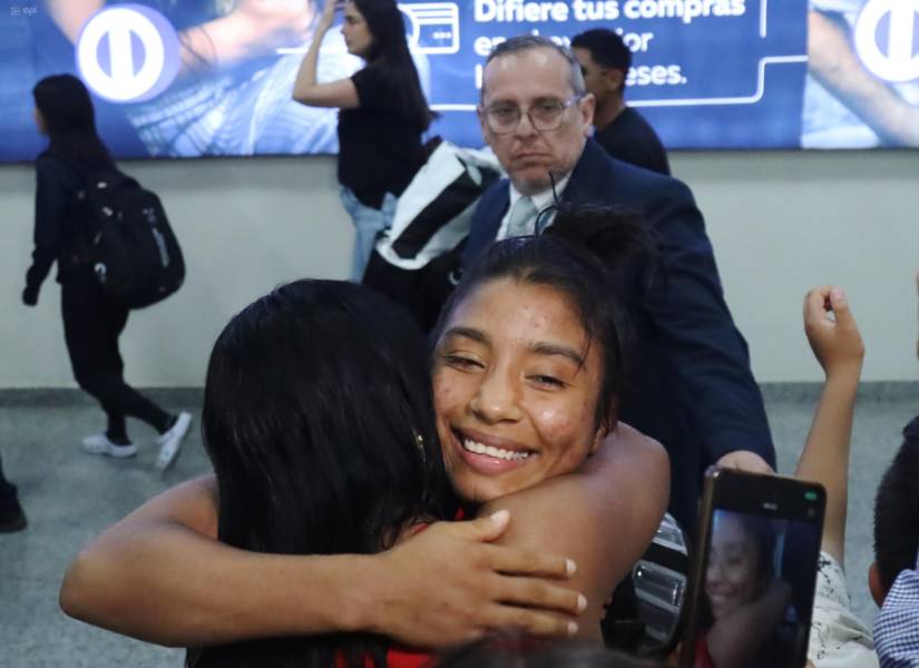 La medallista olímpica Lucía Yépez, recibida por familiares en Guayaquil