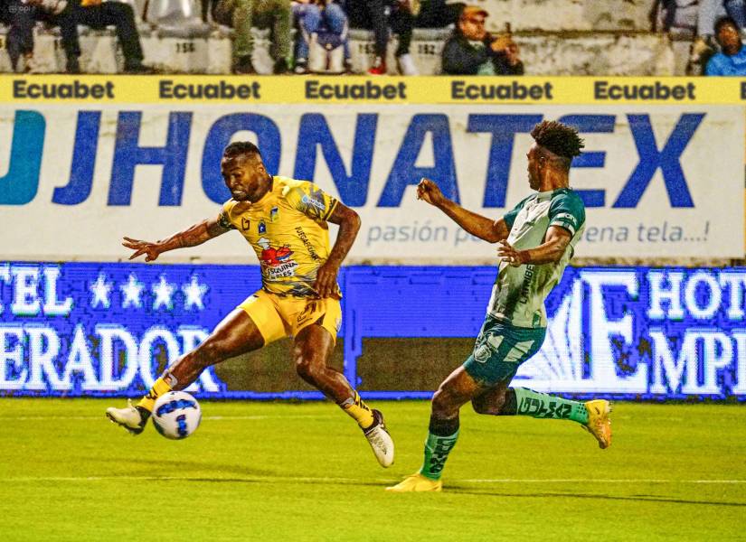 Pedro Pablo Perlaza, jugador del delfín, lanza un centro en el partido ante Técnico Universitario