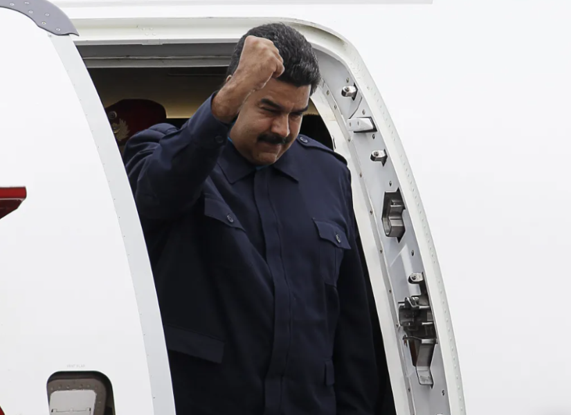 Nicolás Maduro, desciende del avión presidencial.