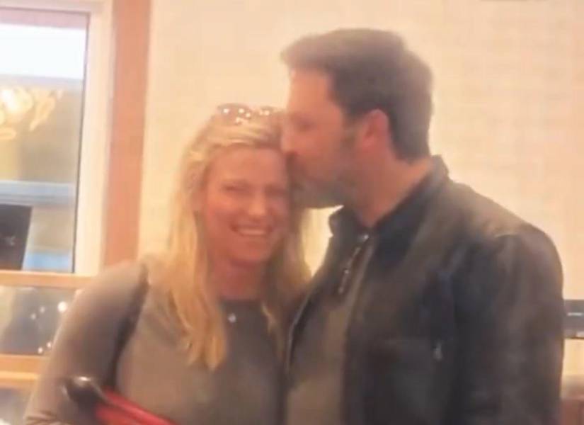 Ben Affleck y Lindsay Shookus en el video que se viralizó estos días