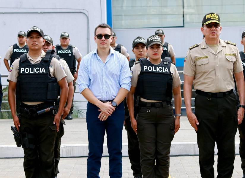 Imagen de Daniel Noboa, presidente de Ecuador, junto a policías el 11 de julio del 2024, cuando entregó más de 11 000 chalecos antibalas.