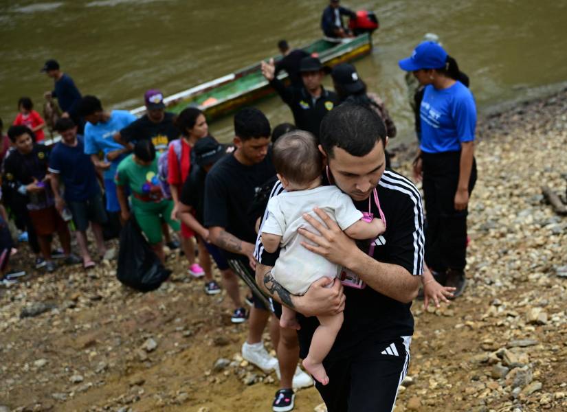 Un grupo de migrantes sube una colina en la selva del Darién, en Panamá, en septiembre pasado.