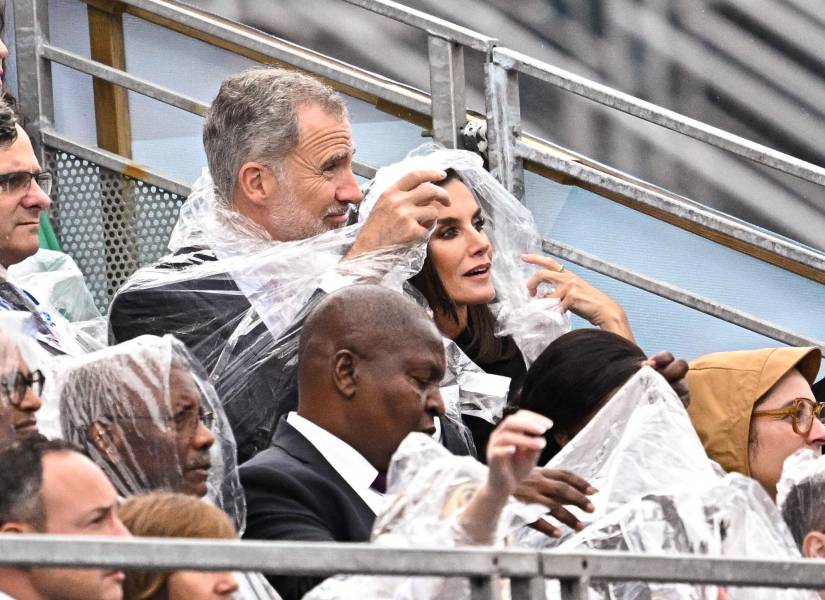 Archivo. El Rey Felipe y la Reina Letizia de España durante la ceremonia de apertura de los Juegos Olímpicos de París 2024, en el Trocadero de París, Francia, el 26 de julio de 2024.