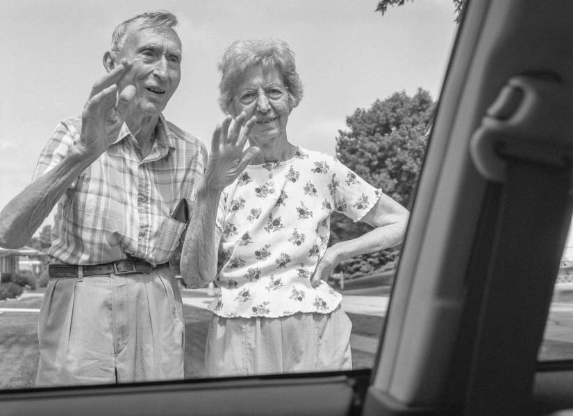 Los padres de Deanna despidiéndose de ella durante una visita de verano (2006)