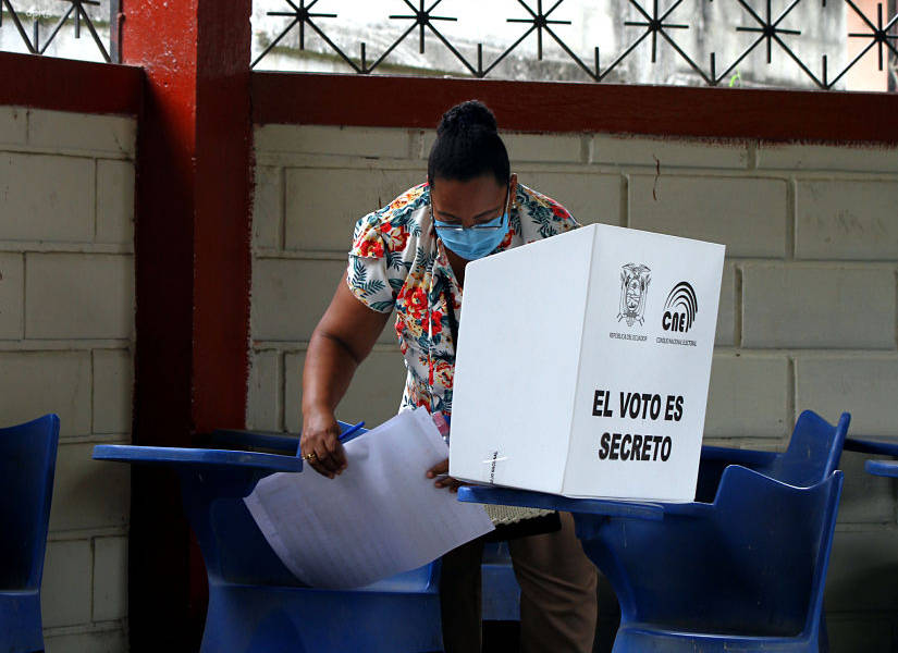 Elecciones en Ecuador terminan con normalidad pese a retrasos