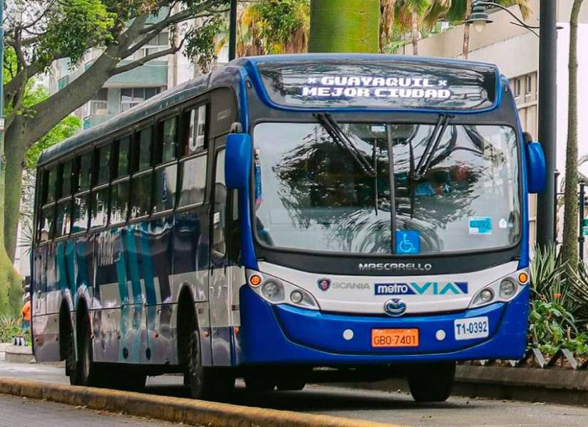 Foto de una unidad de Metrovía recorriendo el centro de Guayaquil.