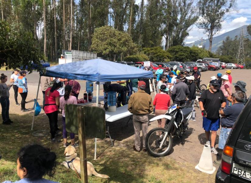 La gente que acudió al Metropolitano hizo fila para firmar en la carpa.