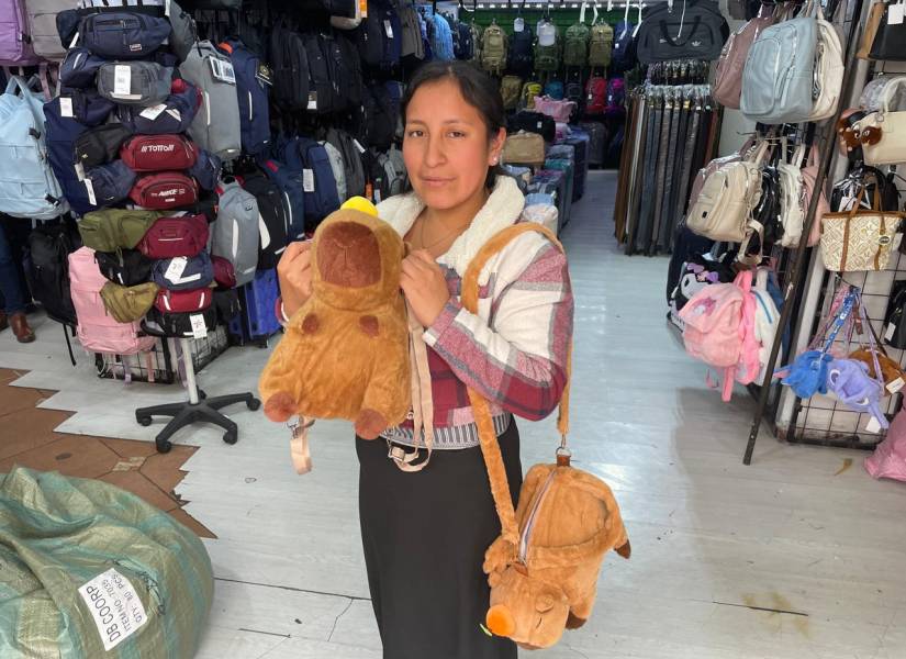 La comerciante Myriam Bacuy muestra las mochilas.