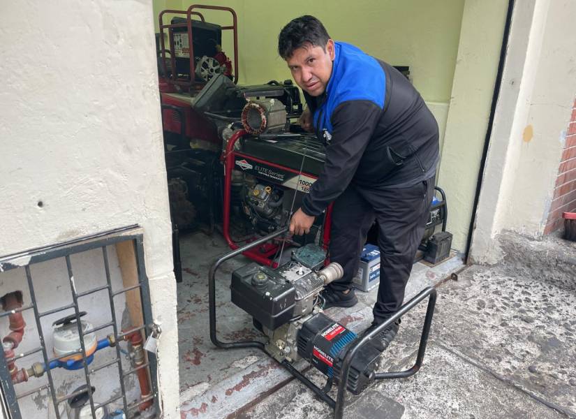 Mauricio Ocaña repara un motor en su taller ubicado en La Vicentina.