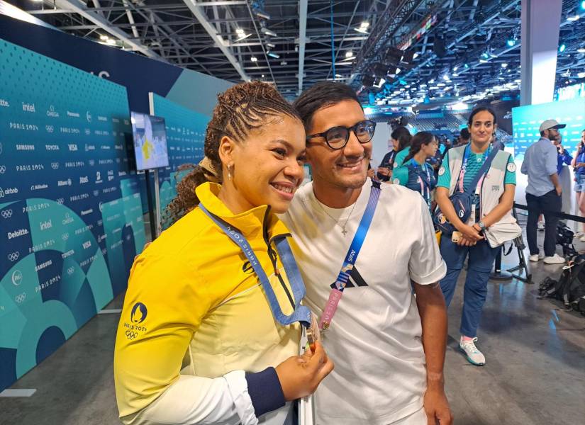 Angie Palacios y Daniel Pintado, ambos medallistas olímpicos, posan en París 2024