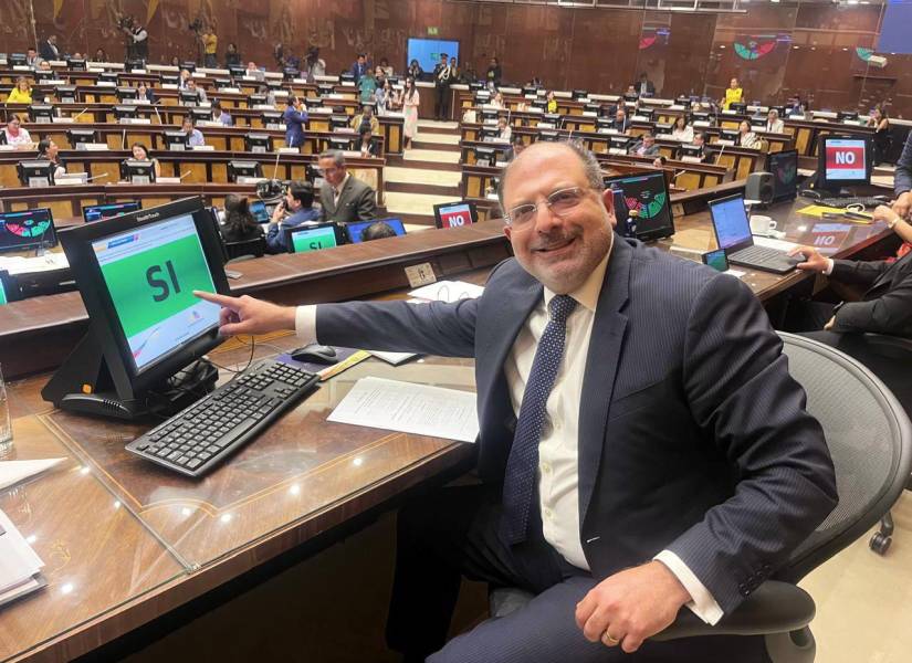 Asambleísta Henry Kronfle mostrando su voto.