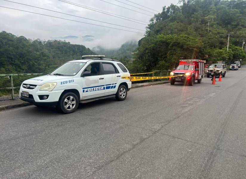 Bomberos de los cantones Sucúa y Santiago de Méndez, así como policías, participaron en las labores de rescate de los cuerpos.