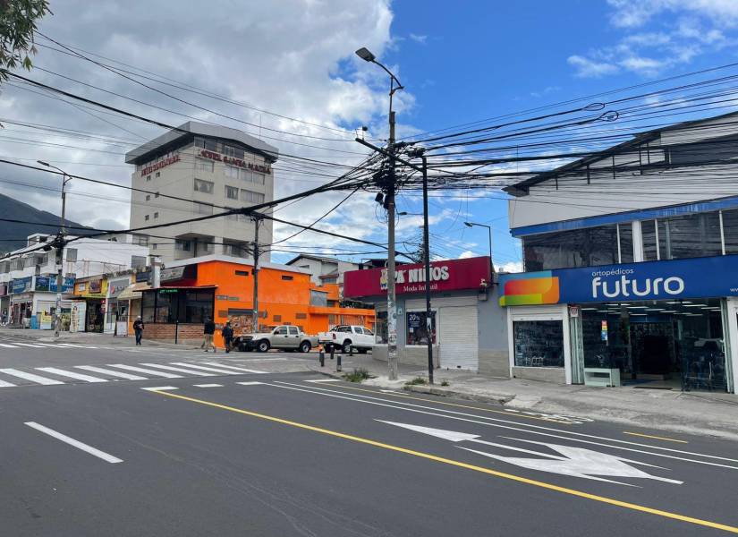 Una de las zonas de la av. Mariana de Jesús con mayor presencia de cables.