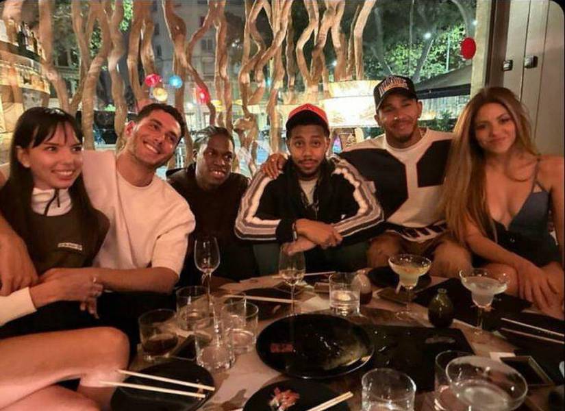 Imagen de archivo de Shakira y Lewis Hamilton con un grupo de amigos.
