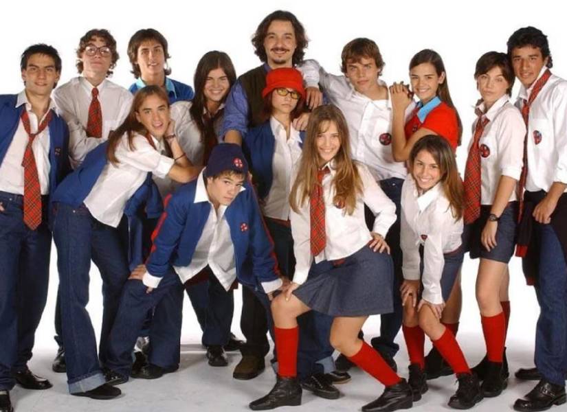 Rebelde Way es una telenovela argentina que narra las vidas de un grupo de adolescentes que asisten a un prestigioso colegio, enfrentando desafíos amorosos, sociales y musicales mientras descubren sus talentos y forjan fuertes amistades.