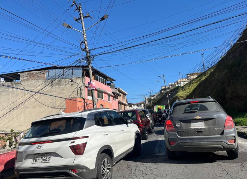 La congestión en la calle Ríos, a la altura del tradicional barrio de La Tola.