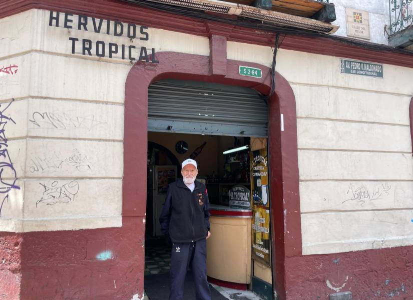 Carlos Idrovo en las afueras de su local en la avenida Maldonado.