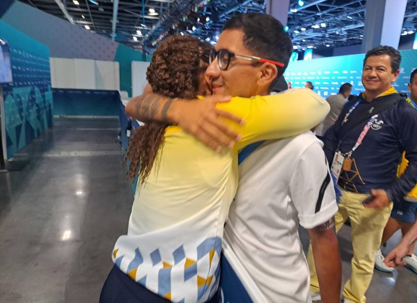 Daniel Pintado abraza a Angie Palacios por su medalla de bronce en París 2024